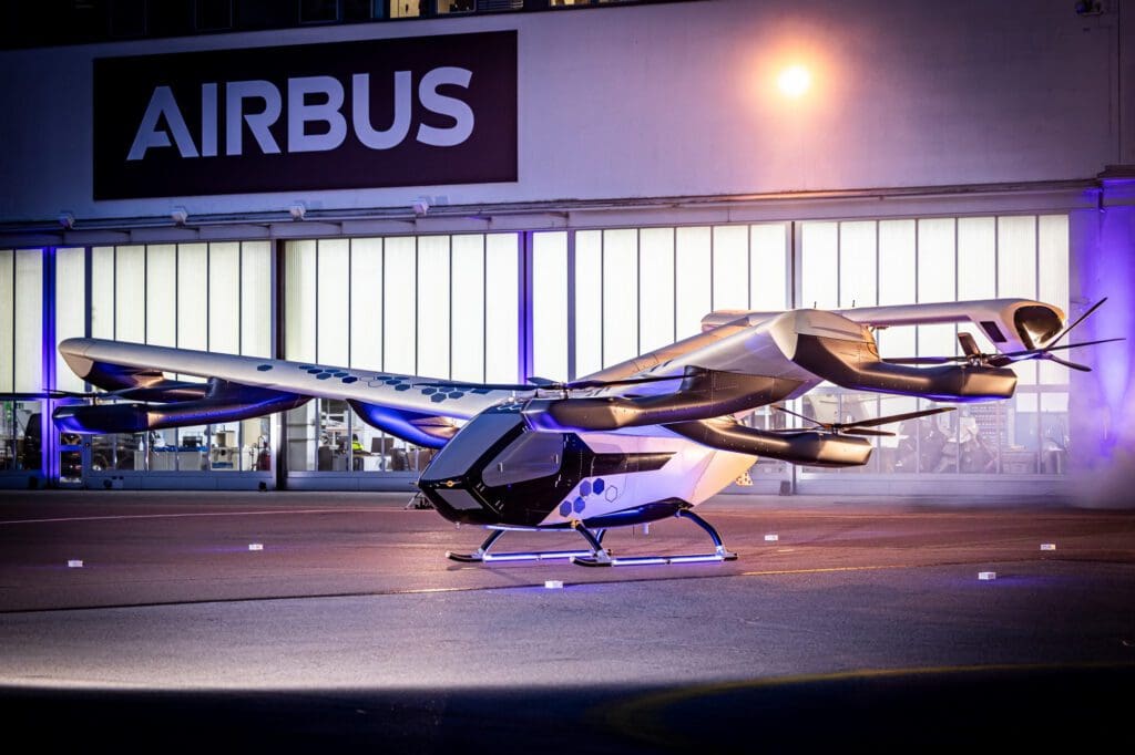 Airbus hat sein innovatives eVTOL-Modell, den CityAirbus NextGen, offiziell vorgestellt. Dieser elektrische Prototyp, konzipiert für den urbanen Einsatz, verspricht eine Reichweite von 80 km und eine Geschwindigkeit von 120 km/h. Die Präsentation markiert einen bedeutenden Meilenstein im Advanced Air Mobility-Sektor und erfolgte zeitgleich mit der Eröffnung eines neuen Testzentrums in Donauwörth. Airbus intensiviert seine globalen Partnerschaften, um ein erfolgreiches Ökosystem für die Luftmobilität der Zukunft zu etablieren.